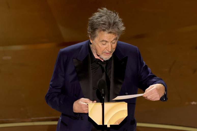 Al Pacino entrega o prêmio de melhor filme para Oppenheimer