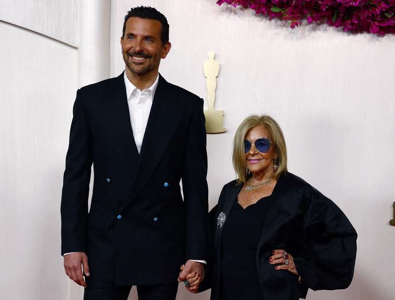 Bradley Cooper e Gloria Campano no tapete vermelho do Oscar 2024