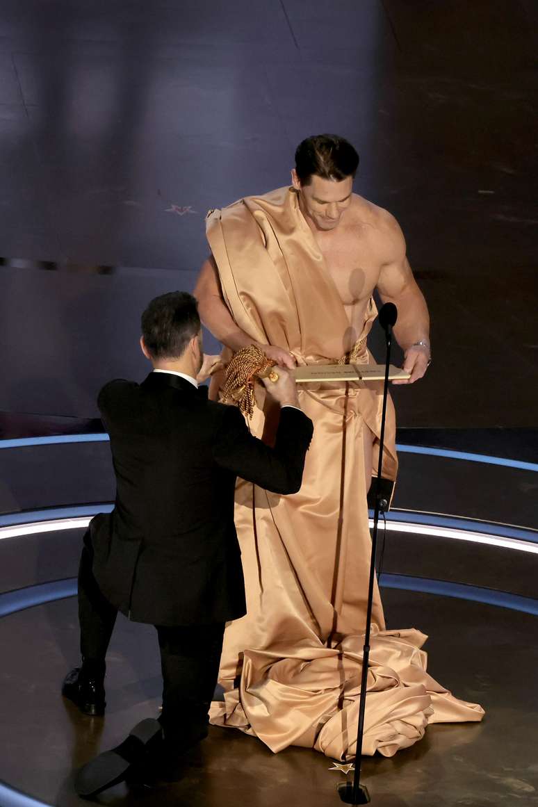 The actor was given an improvised outfit on stage