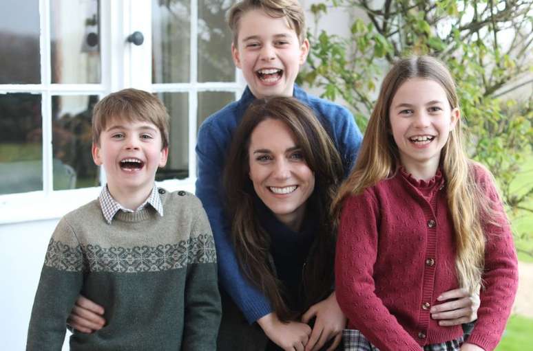 Kate Middleton divulgou foto 'manipulada' com os filhos neste domingo, 10