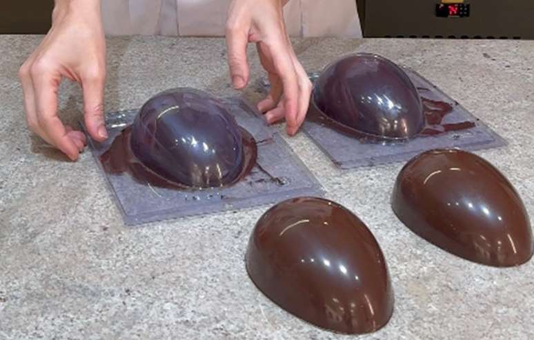 Quando as formas com chocolate ficaram esbranquiçadas na geladeira, está no ponto para tirar e rechear