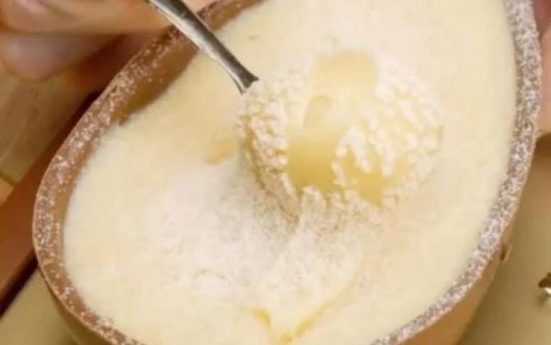 O acabamento polvilhando leite em pó dá um toque especial de forma simples e rápida