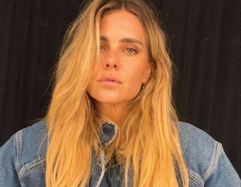 Carolina Dieckmann shows how to wear the ALL JEANS trend