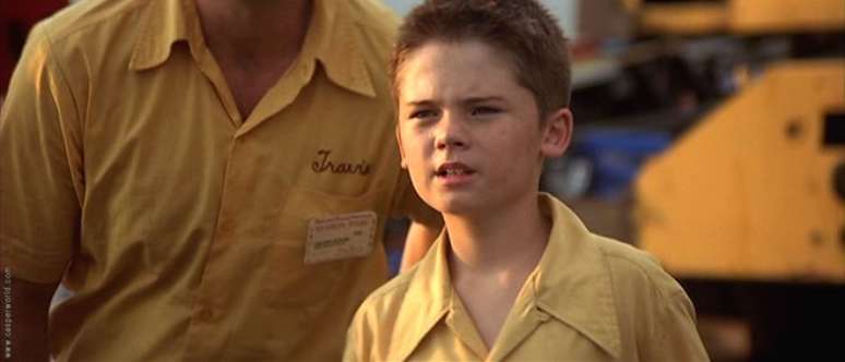 Madison, de 2001, foi o último trabalho de atuação da carreira de Jake Lloyd; ele interpretava o filho de um piloto aposentado, interpretado por Jim Caviezel (Imagem: Divulgação/MGM)