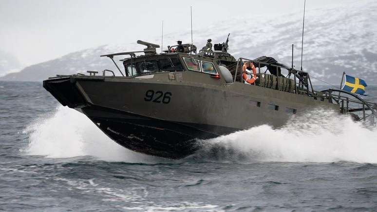 Exerc&iacute;cios militares com barcos de combate em um fiorde noruegu&ecirc;s
