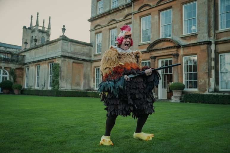 Freddy (Daniel Ings) usa fantasia de galinha em 'Magnatas do Crime', da Netflix