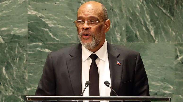 Ariel Henry, que renunciou ao cargo de primeiro-ministro, lidera o país de forma supostamente interina desde julho de 2021, após o  assassinato do ex-presidente Jovenel Moïse