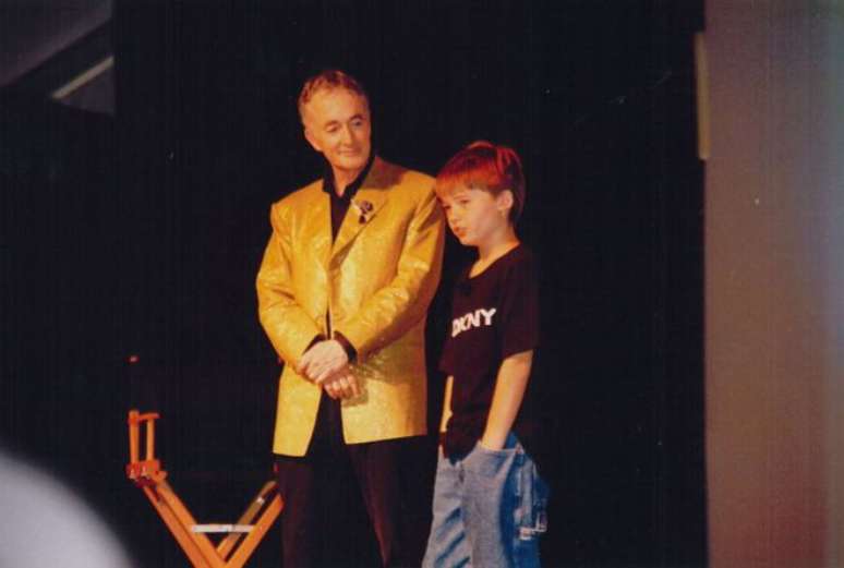Jake Lloyd ao lado de Anthony Daniels, o C3PO, em 1999, durante a primeira edição do evento Star Wars Celebration (Imagem: The Conmunity - Pop Culture Geek/Creative Commons)