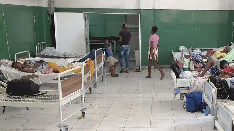 N&atilde;o h&aacute; equipes m&eacute;dicas no hospital geral de Porto Pr&iacute;ncipe e pacientes dividem o espa&ccedil;o com corpos