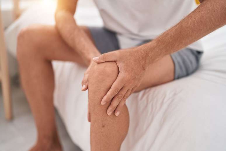 Ortopedista explica o que é a bursite no joelho |