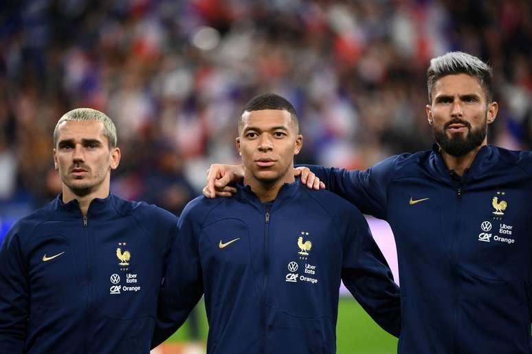Griezmann, Mbappé e Giroud durante hino da França 