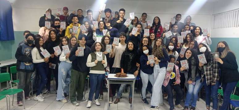 Alunas e alunos da escola Maria Catharina Comino com o livro Viela Ensanguentada, de Wesley Barbosa. Livro fez alunos curtirem literatura