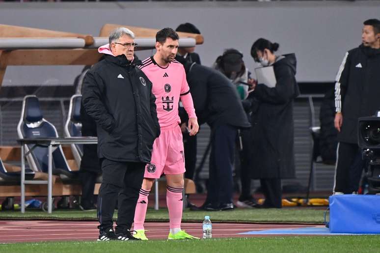 Tata Martino e Messi durante amistoso do Inter Miami com o Vissel Kobe 