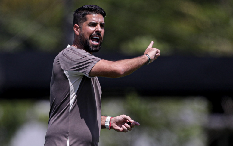 Corinthians tem duelo decisivo contra o São Bernardo e António Oliveira testa varações no treino 