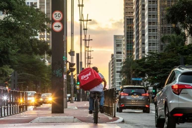 Entregador do aplicativo iFood atravessa a Avenida Paulista,melhorcasa de apostaSão Paulo.