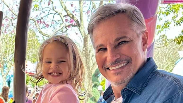 Edson Celulari enjoys a trip with his wife and daughter to an amusement park
