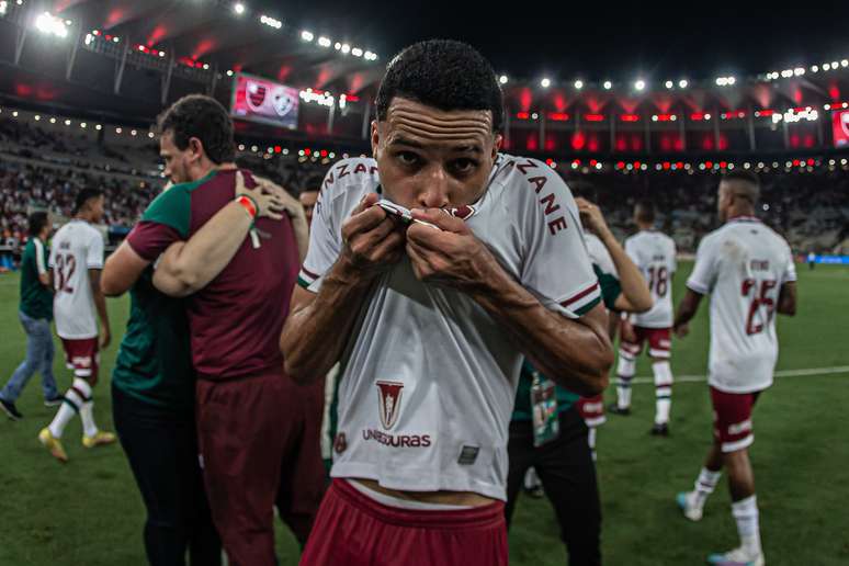Fluminense renova contrato de Alexsander 