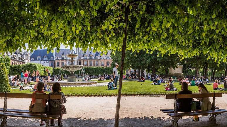 É comum ver as pessoas relaxarem ao ar livre na França a qualquer hora do dia