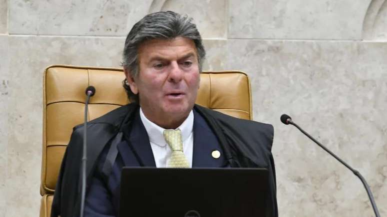 Ministro Luiz Fux vota a favor da licença
