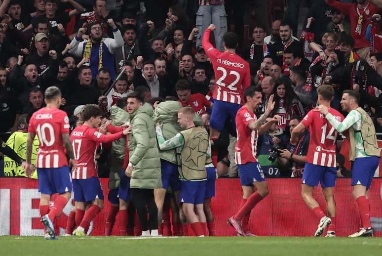 Jogadores do Atlético de Madrid comemorando a classificação. 