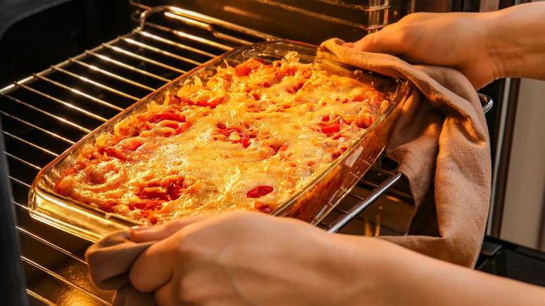 Colored baked rice to innovate lunch and give color to the dish