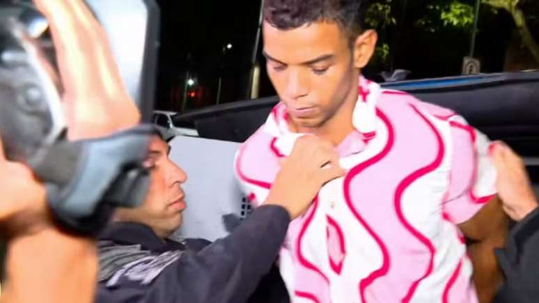 Sequestrador se entrega e liberta reféns em ônibus na Novo Rio após três horas