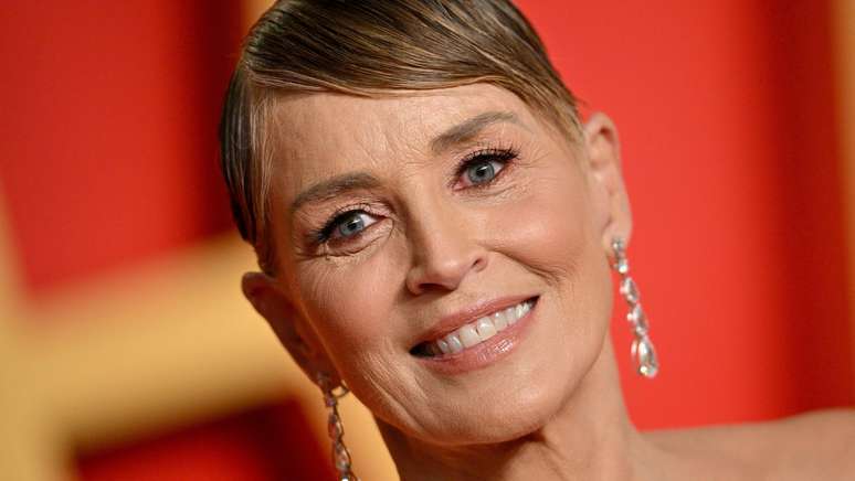 Sharon Stone no tapete vermelha da Festa do Oscar da Vanity Fair 2024