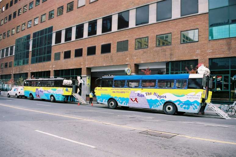 &Ocirc;nibus flutuante no Canad&aacute;