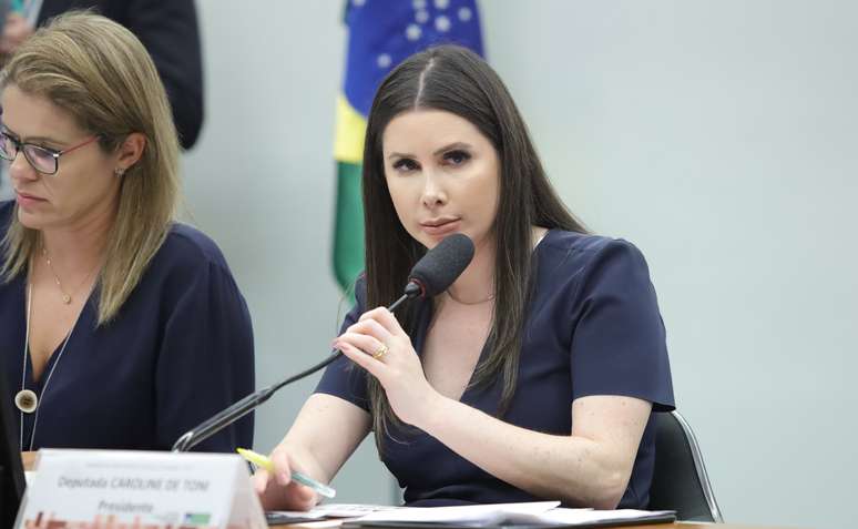 Presidente da CCJ, deputada Carol de Toni (PL-SC), em sessão do colegiado nesta terça, 12