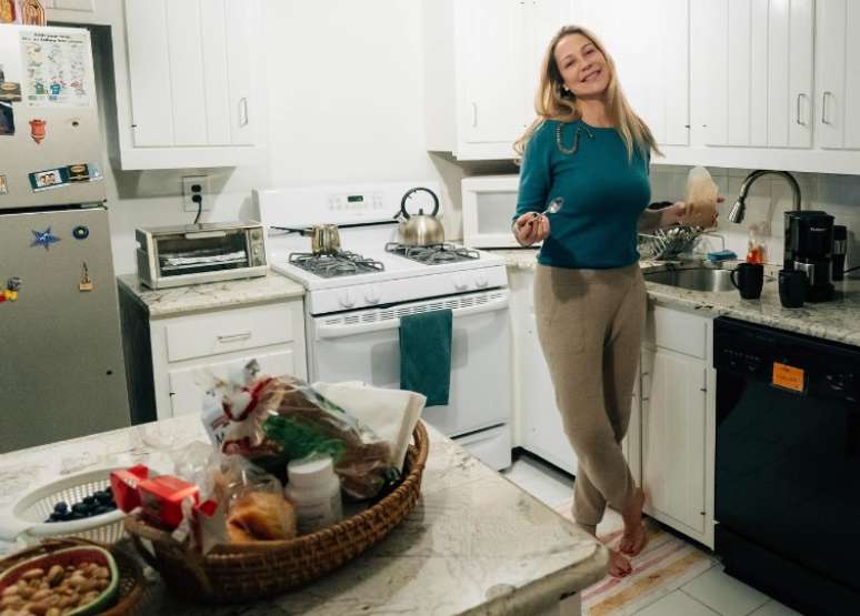 Luana Piovani na cozinha de seu apartamento duplex em Nova York