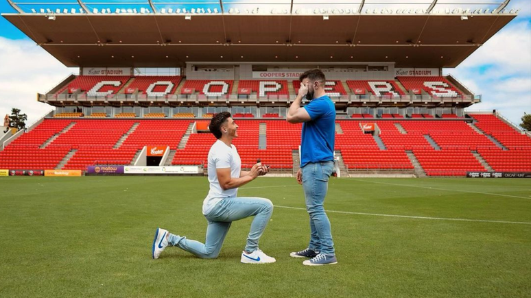 Josh Cavallo, que se assumiu gay em 2021, sendo o primeiro jogador profissional de futebol em atividade a fazer isso, pede companheiro em casamento no estádio Coopers Stadium