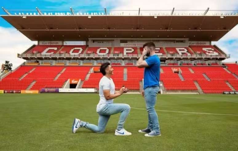 Jogador de futebol faz pedido de casamento ao namorado