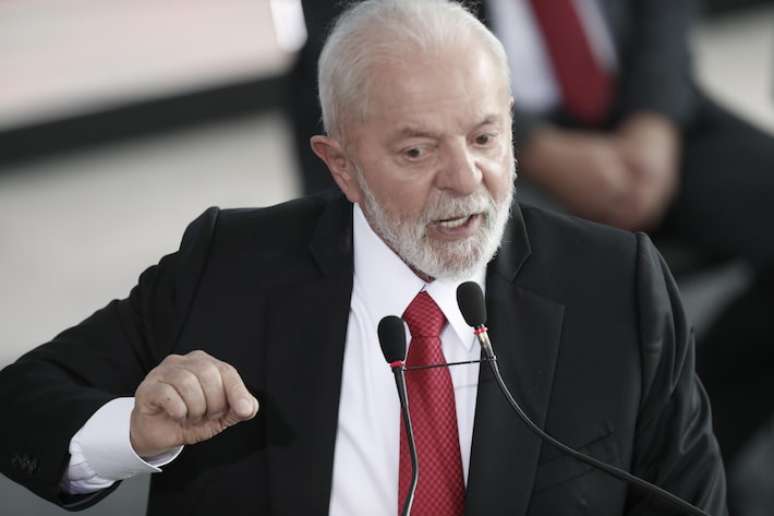 Lula critica liberdade sob fiança para Daniel Alves: 'Dinheiro não pode comprar dignidade'  