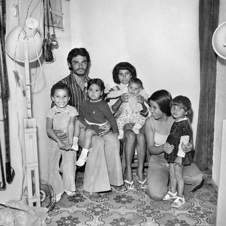Uma fam&iacute;lia se acomoda no Foto Mendes, em meados dos anos 1970. Os trip&eacute;s do est&uacute;dio eram improvisados com sarrafos de madeira, e tochas de papel&atilde;o substitu&iacute;am os refletores