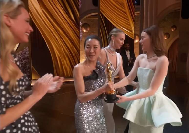 Um momento inusitado que aconteceu durante a entrega do prêmio de Melhor Atriz no Oscar chamou a atenção dos telespectadores que estavam acompanhando o evento ao vivo.