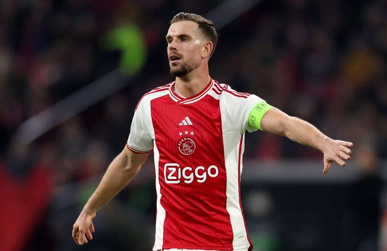 Jordan Henderson durante jogo do Ajax 