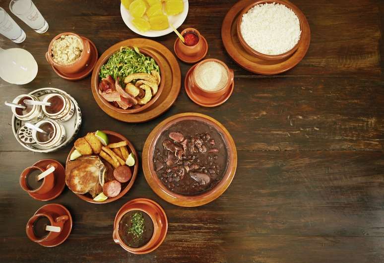 Nesse restaurante, praticamente todo dia é dia de feijoada (menos às segundas), e assim a casa ficou conhecida como uma das mais tradicionais da cidade a servir o prato (sempre das 11h30 às 23h30). Fundadopor Affonso Paullilo, o Bolinha, o lugar era especializadoem pizza, até que numa comemoração de futebol ele preparou, em 1976, a feijoada para a clientela. Nunca mais saiu do cardápio. Onde.Av. Cidade Jardim, 53,Jardim Europa. 3061-2010.