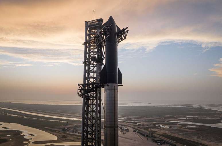 Starship, foguete formado pelo propulsor Super Heavy e pela espaçonave Starship (Imagem: Reprodução/SpaceX)