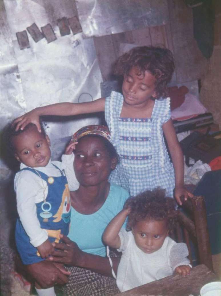 Dona Ana com os filhos pequenos. A fotografia integra seu acervo de mon&oacute;culos, que originou o projeto Retratistas do Morro