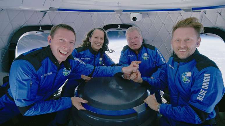 William Shatner e tripulantes do voo comercial da Blue Origin (Imagem: Reprodução/Blue Origin)
