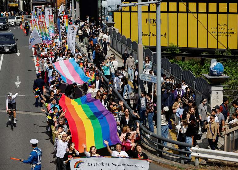 Manifestantes marcham em Tóquio para celebrar os avanços nos direitos LGBTQ e para pedir por igualdade nos direitos de casamento no Japão