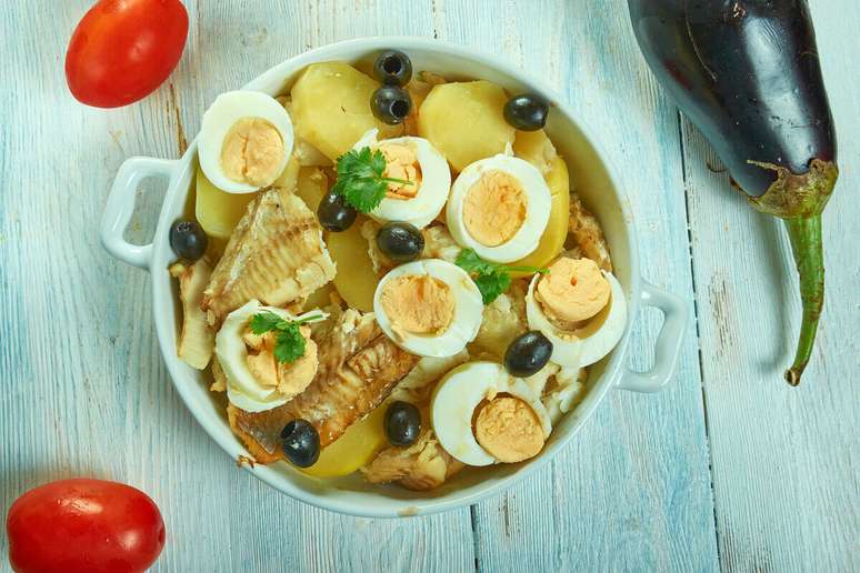 Bacalhoada com batatas, ovos e azeitonas 
