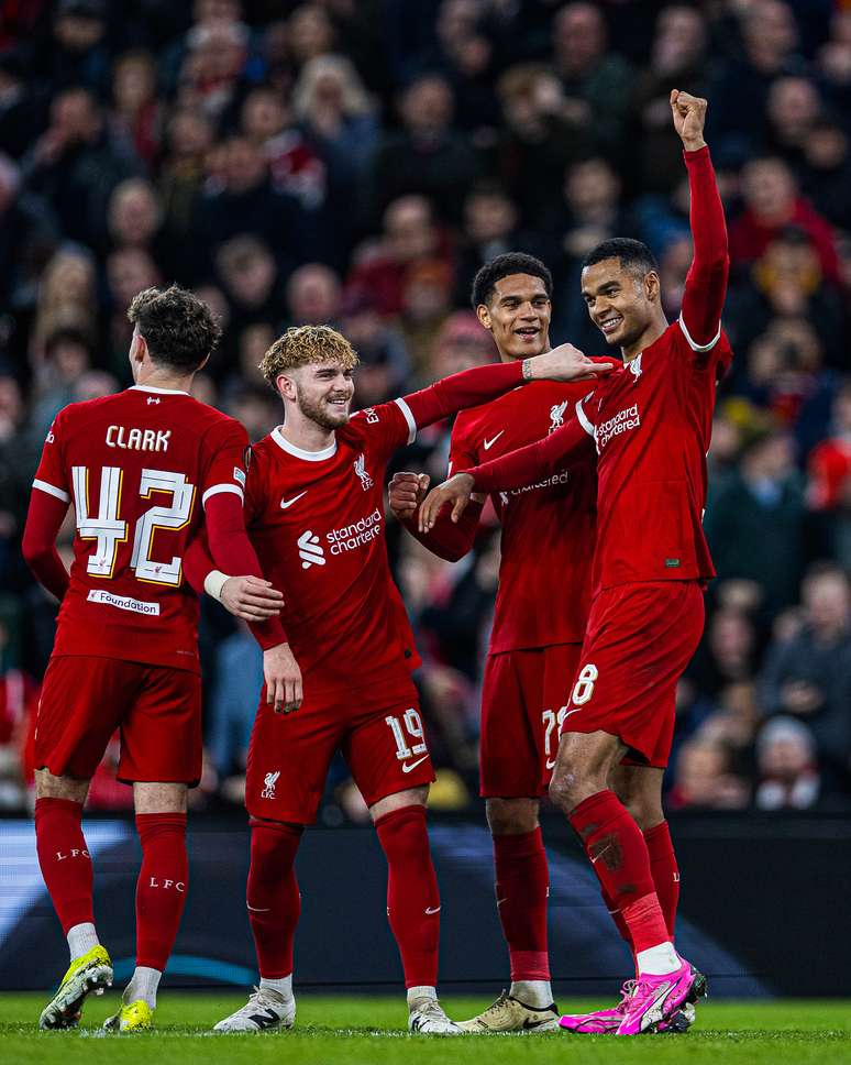 Jogadores do Liverpool comemorando um dos gols da vitória diante do Sparta Praga. 