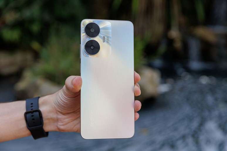 Apesar de ser um celular mais simples, o Realme C55 conta com um visual bem arrojado (Imagem: Ivo Meneghel/Canaltech)