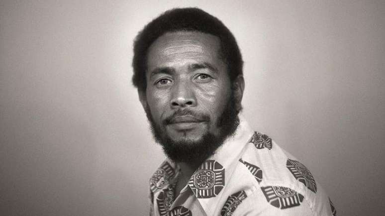 No Foto Mendes, Z&eacute; Repolho tira uma foto de perfil para a namorada. Artistas da televis&atilde;o e cantores da Jovem Guarda inspiravam a clientela