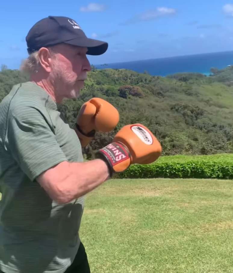 At 84, Chuck Norris publishes a video in which he shows his strength: “I feel 48”; clock At 84, Chuck Norris publishes a video in which he shows his strength: “I feel 48”; clock