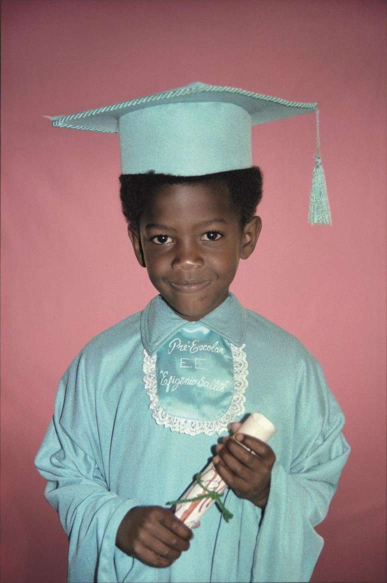 Entre 1985 e 2012, Mendes retratou a formatura de centenas de crian&ccedil;as da comunidade