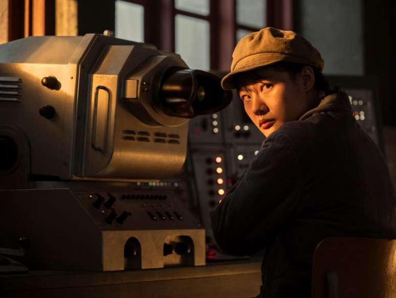 Ye Wenjie começa a trabalhar na Base Costa Vermelha (Imagem: Divulgação/Netflix)