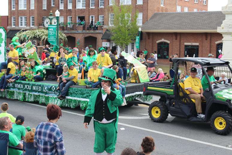 Pequenos carros alegóricos fazem parte da St Patrick's Day Parade, em Dublin