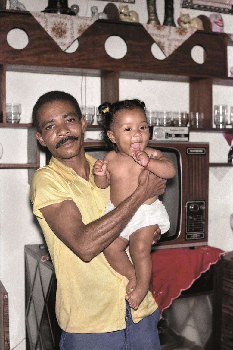 Para criar uma atmosfera de prosperidade, Pimenta enquadrava os clientes junto a m&oacute;veis, eletrodom&eacute;sticos e outros bens de consumo